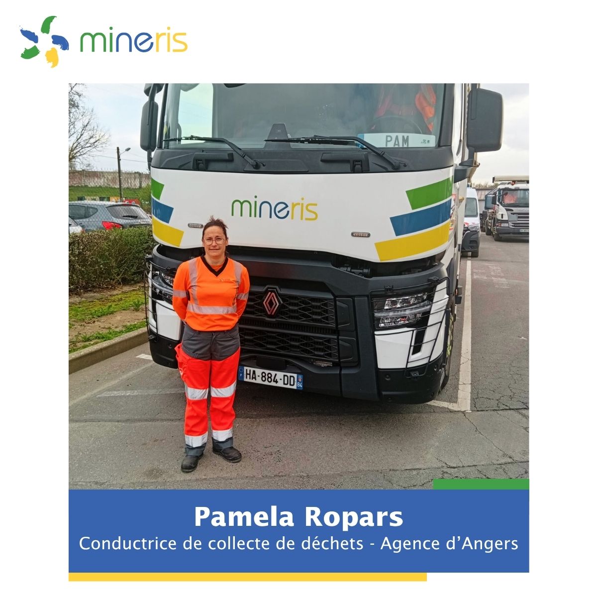 Photo de Pamela conductrice de collecte de déchets chez Mineris devant son camion de collecte.