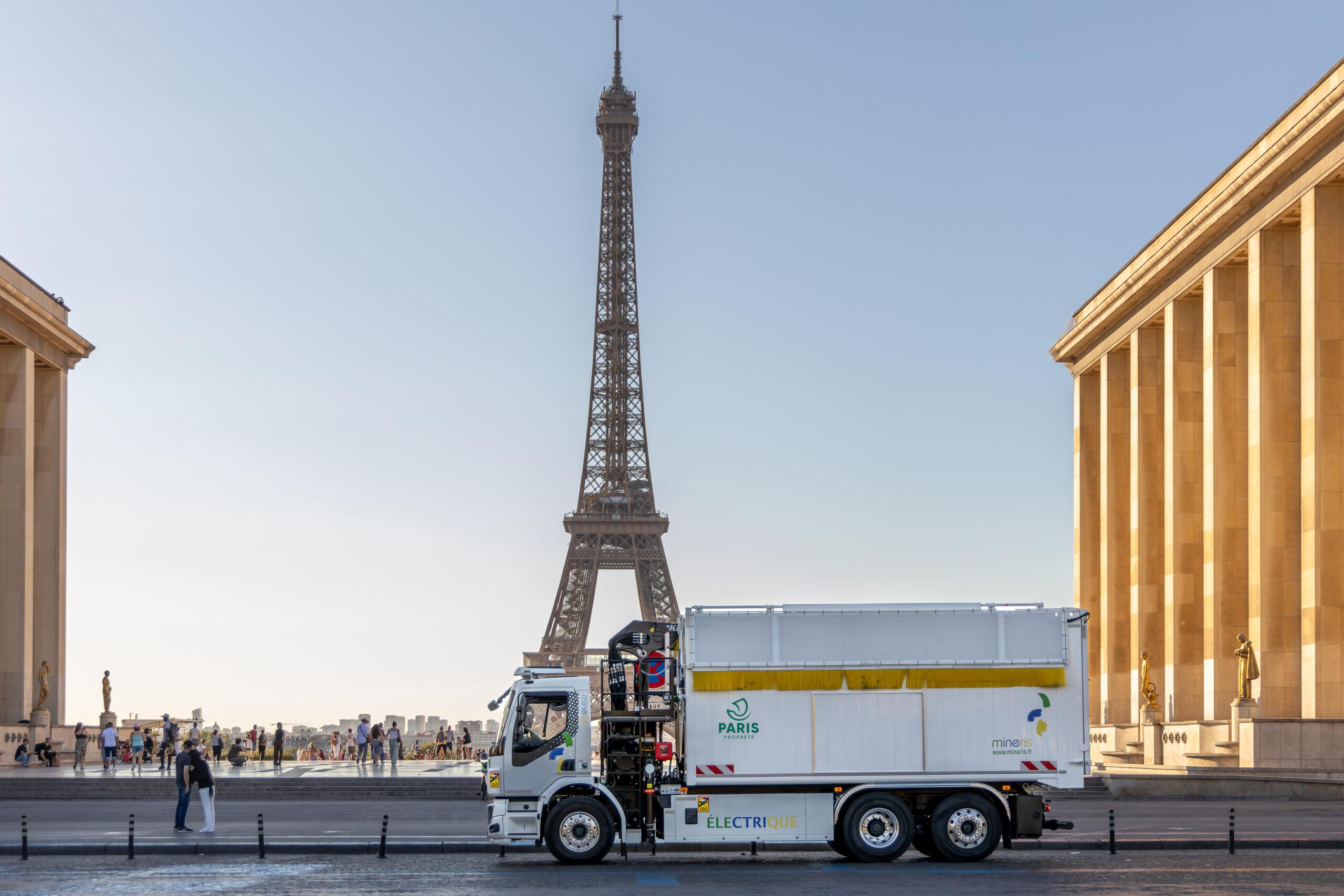 Un camion qui collecte le verre des conteneurs à verre de la ville de Paris.