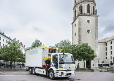 Photo d'un porteur Volvo FE électrique de collecte de verre sur la place Antonin Poncet à Lyon.